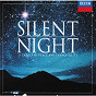 Album Silent Night - 25 Carols of Peace & Tranquility de Patrick Hadley / The Choir of King S College, Cambridge / Choir of Clare College, Cambridge / Choir of St John S College, Cambridge / The Choir of Winchester Cathedral...